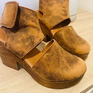 Freebird by Steven Madrid Leather Wood Heel Clogs Women  6